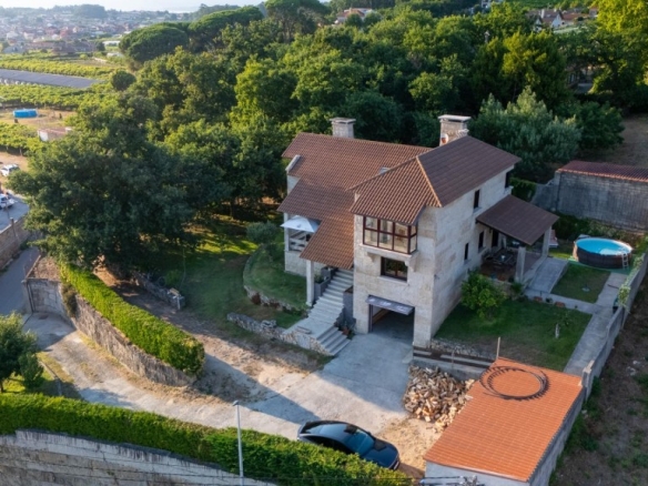 Imagen 3 de UNA JOYA EN PIEDRA GALLEGA EN EL CORAZÓN DE LAS RÍAS BAIXAS. 407 m2 construidos | Parcela: 1.626 m2 | Dormitorios: 4 | Baños: 3