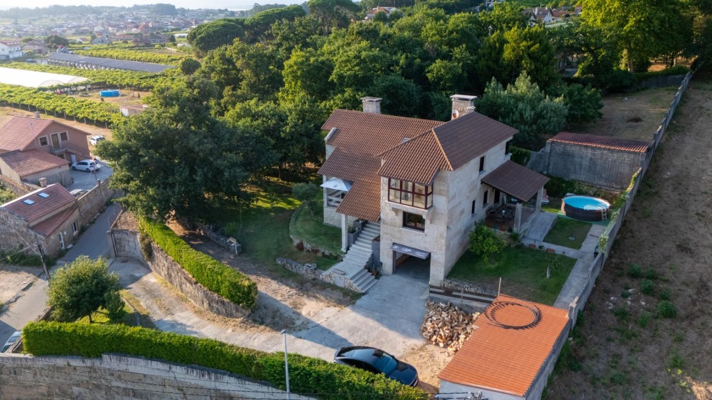 Imagen 3 de UNA JOYA EN PIEDRA GALLEGA EN EL CORAZÓN DE LAS RÍAS BAIXAS. 407 m2 construidos | Parcela: 1.626 m2 | Dormitorios: 4 | Baños: 3