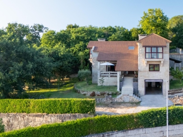 Imagen 4 de UNA JOYA EN PIEDRA GALLEGA EN EL CORAZÓN DE LAS RÍAS BAIXAS. 407 m2 construidos | Parcela: 1.626 m2 | Dormitorios: 4 | Baños: 3