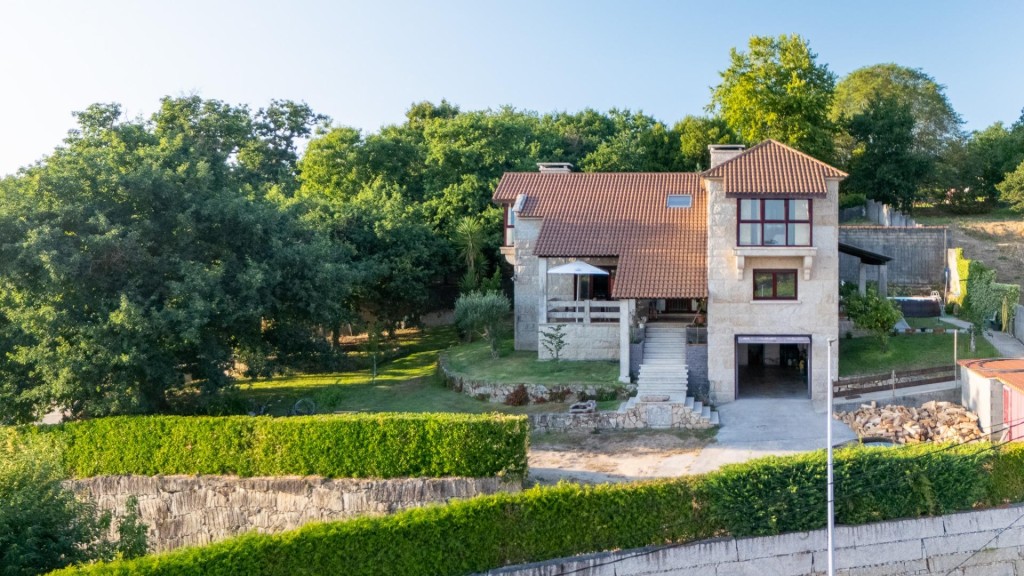 Imagen 4 de UNA JOYA EN PIEDRA GALLEGA EN EL CORAZÓN DE LAS RÍAS BAIXAS. 407 m2 construidos | Parcela: 1.626 m2 | Dormitorios: 4 | Baños: 3