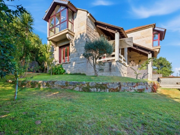 Imagen 1 de UNA JOYA EN PIEDRA GALLEGA EN EL CORAZÓN DE LAS RÍAS BAIXAS. 407 m2 construidos | Parcela: 1.626 m2 | Dormitorios: 4 | Baños: 3