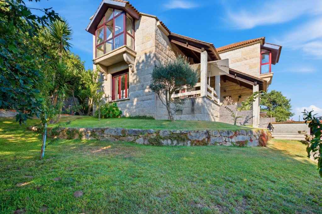 Imagen 1 de UNA JOYA EN PIEDRA GALLEGA EN EL CORAZÓN DE LAS RÍAS BAIXAS. 407 m2 construidos | Parcela: 1.626 m2 | Dormitorios: 4 | Baños: 3