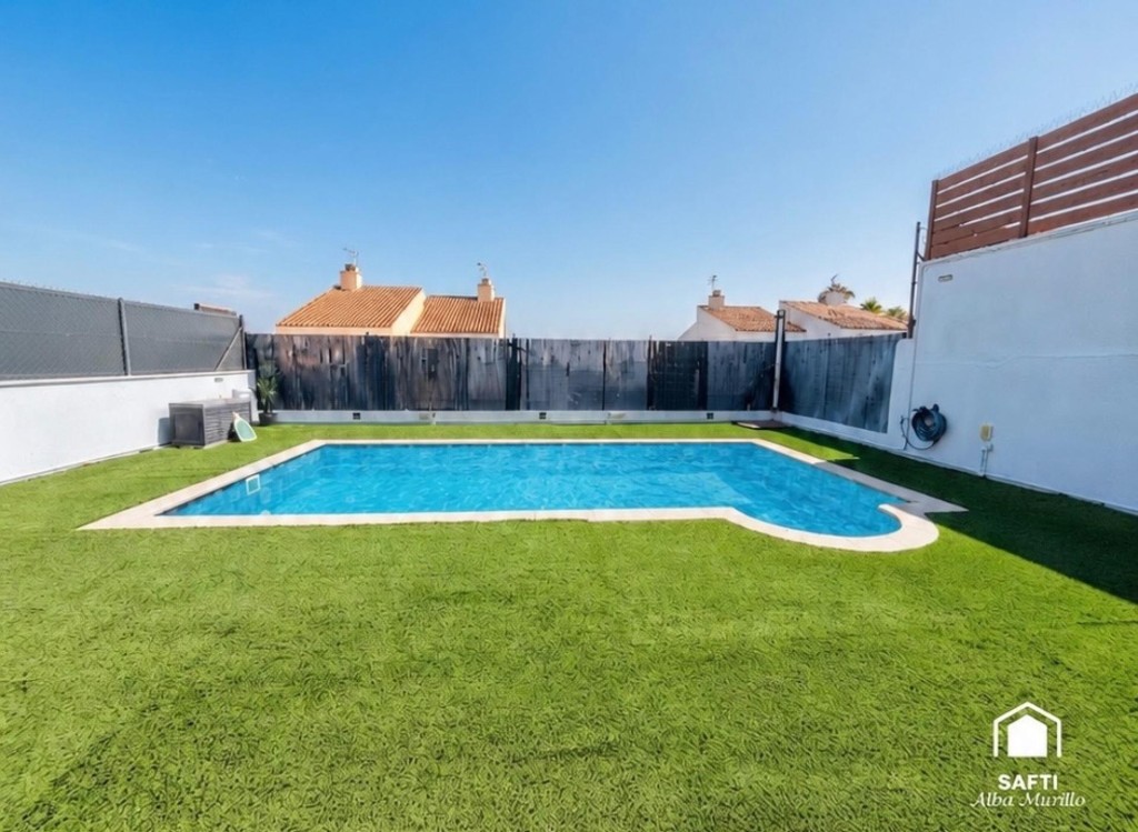 Imagen 2 de Espectacular chalet pareado recién reformado con piscina privada y vistas al mar en Mas Mel