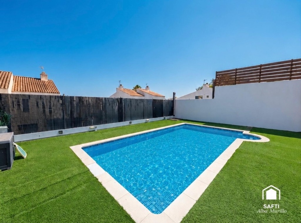Imagen 3 de Espectacular chalet pareado recién reformado con piscina privada y vistas al mar en Mas Mel