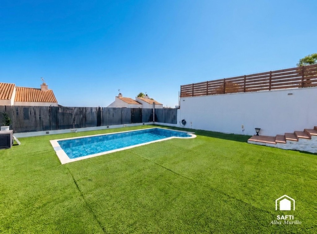 Imagen 4 de Espectacular chalet pareado recién reformado con piscina privada y vistas al mar en Mas Mel