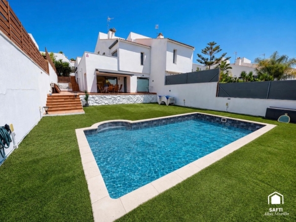 Imagen 1 de Espectacular chalet pareado recién reformado con piscina privada y vistas al mar en Mas Mel