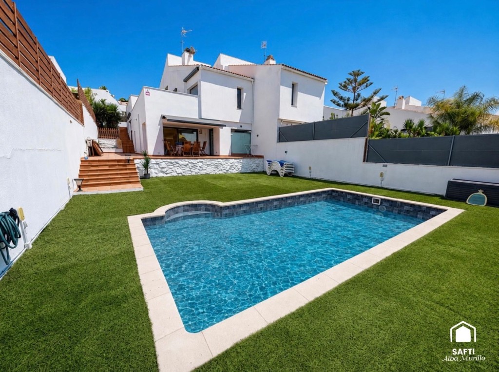 Imagen 1 de Espectacular chalet pareado recién reformado con piscina privada y vistas al mar en Mas Mel