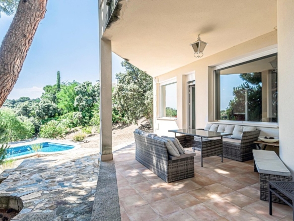 Imagen 2 de VIVIENDA DE DISEÑO CON PISCINA PRIVADA EN LA URBANIZACIÓN JARABELTRÁN