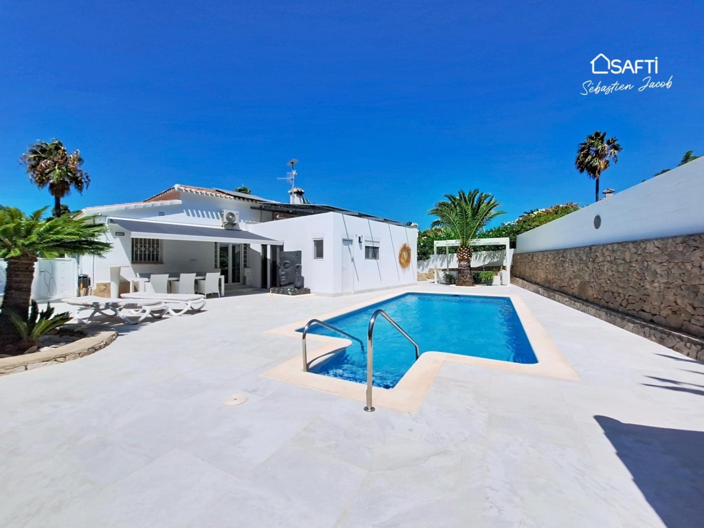 Imagen 2 de Villa exclusiva totalmente reformada con vistas al mar y al Montgó