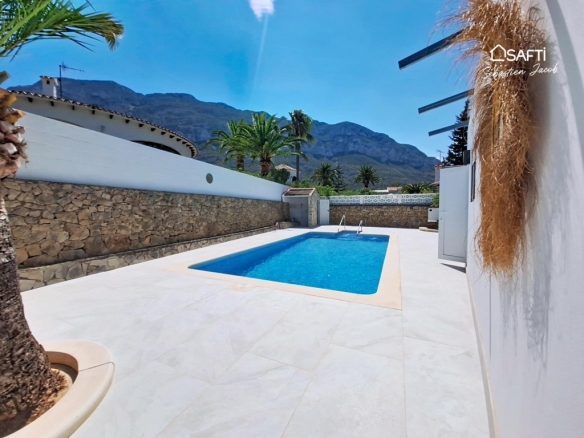 Imagen 3 de Villa exclusiva totalmente reformada con vistas al mar y al Montgó