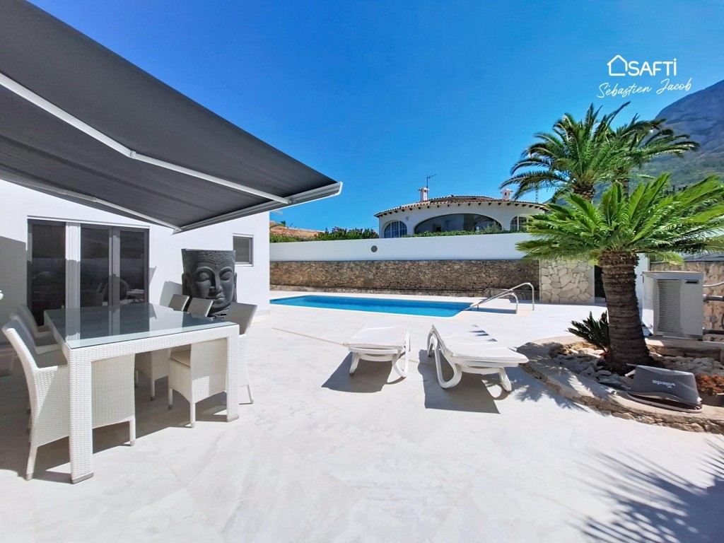 Imagen 4 de Villa exclusiva totalmente reformada con vistas al mar y al Montgó