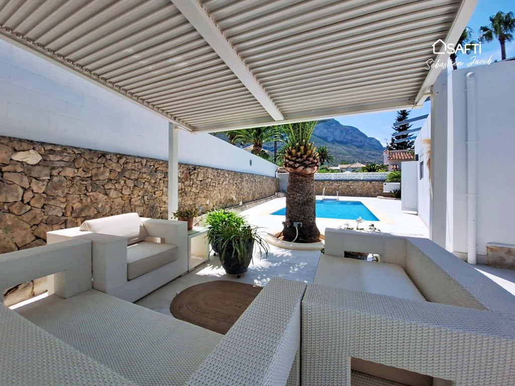 Imagen 1 de Villa exclusiva totalmente reformada con vistas al mar y al Montgó