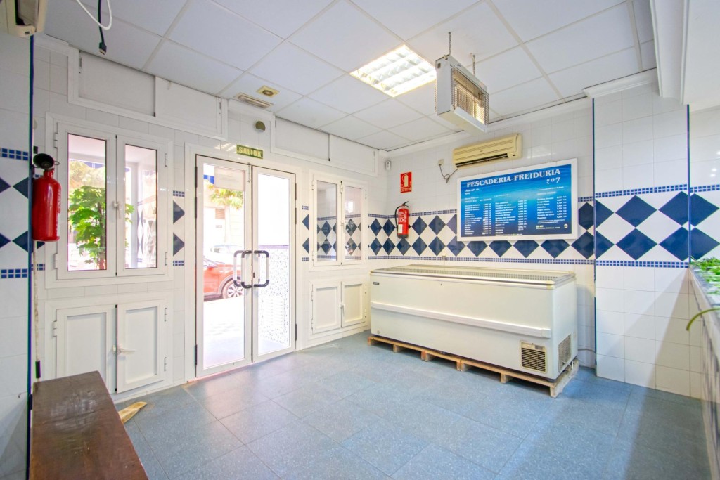 venta de local y traspaso de estupendo negocio en Montequinto!!!