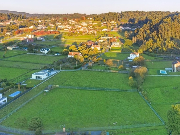 Imagen 2 de La oportunidad de construir tu exclusiva vivienda sin esperas Parcela urbana con licencia y proyecto de vivienda de diseño en la zona de Bugalido (Ames)