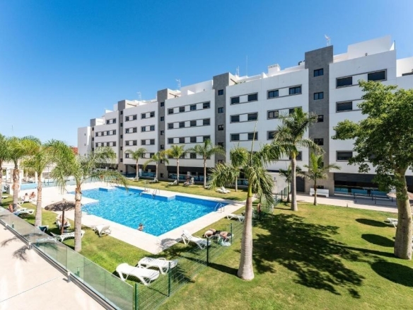con piscinas y parques!! En Las Lagunas de Mijas