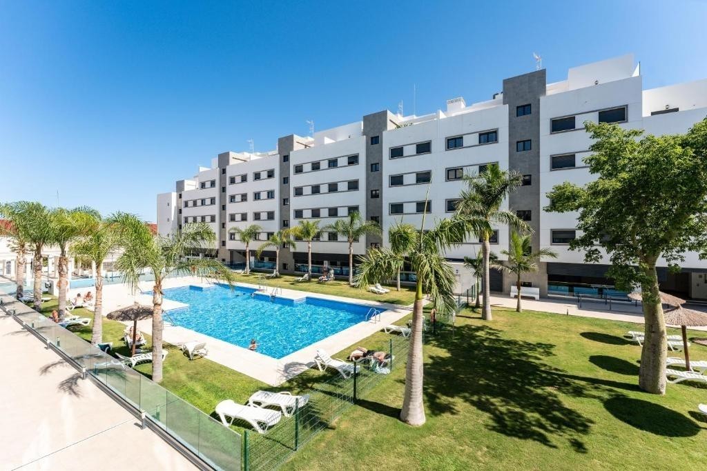 con piscinas y parques!! En Las Lagunas de Mijas