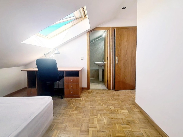ÚLTIMA HABITACIÓN EN CHALET DE VILLANUEVA DE LA CAÑADA (MADRID).