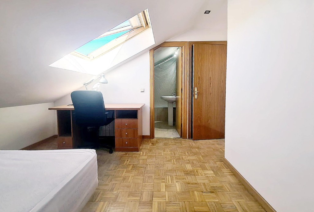 ÚLTIMA HABITACIÓN EN CHALET DE VILLANUEVA DE LA CAÑADA (MADRID).