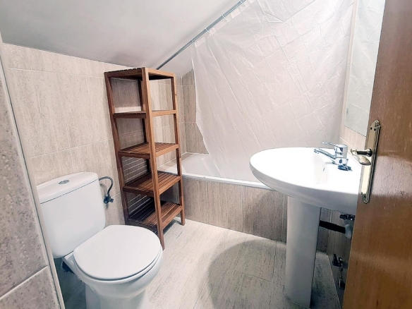 ÚLTIMA HABITACIÓN EN CHALET DE VILLANUEVA DE LA CAÑADA (MADRID).
