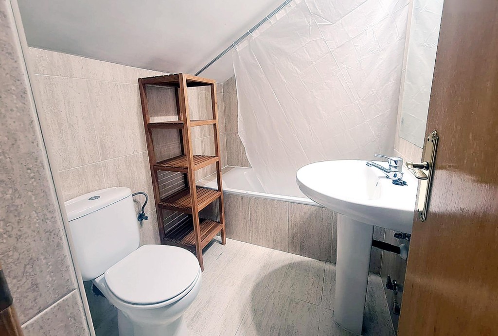 ÚLTIMA HABITACIÓN EN CHALET DE VILLANUEVA DE LA CAÑADA (MADRID).
