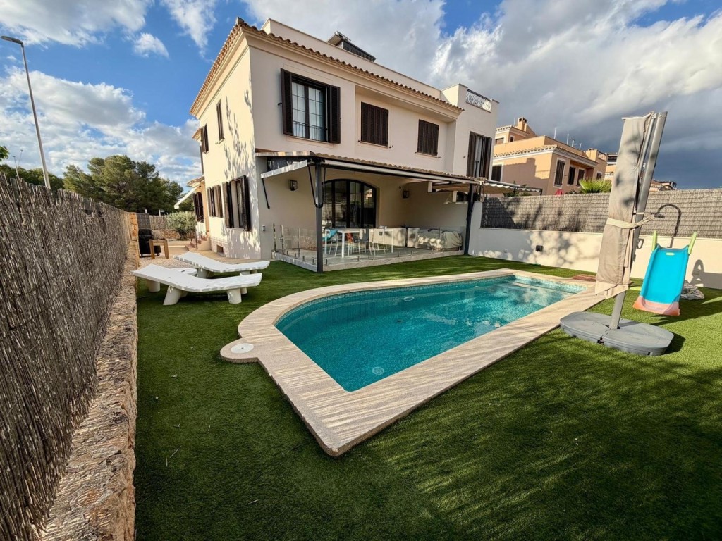 Imagen 1 de Villa de diseño amueblada y conectada en Puig de Ros – C/ Esparver