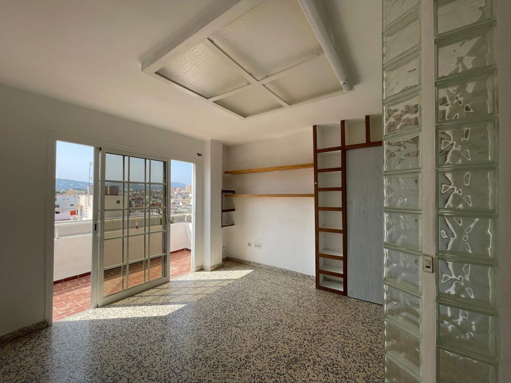 Imagen 1 de Estudio con balcón con vistas panorámicas - Castillo de Bellver y Bahía de Palma - C/ Joan Crespi.