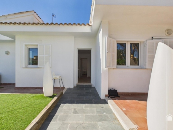 Imagen 2 de Villa con piscina privada y jacuzzi - Licencia turística para 8 personas - Can Picafort - Calle Tords
