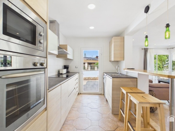 Imagen 3 de Villa con piscina privada y jacuzzi - Licencia turística para 8 personas - Can Picafort - Calle Tords