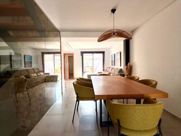Imagen 2 de Casa moderna de cuatro plantas con amplias terrazas y garaje para dos vehículos en Manacor