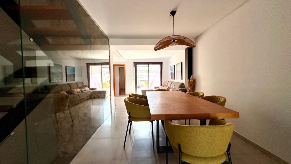 Imagen 2 de Casa moderna de cuatro plantas con amplias terrazas y garaje para dos vehículos en Manacor