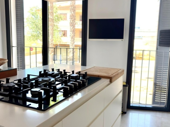 Imagen 4 de Casa moderna de cuatro plantas con amplias terrazas y garaje para dos vehículos en Manacor