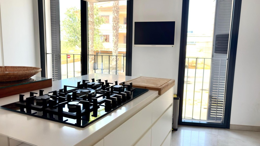 Imagen 4 de Casa moderna de cuatro plantas con amplias terrazas y garaje para dos vehículos en Manacor