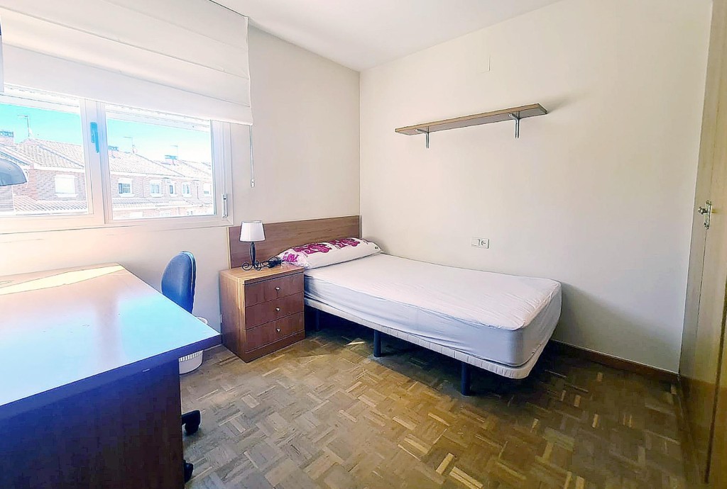 Imagen 1 de EN ALQUILER ÚLTIMAS HABITACIONES PARA ESTUDIANTES EN CHALET DE VILLANUEVA DE LA CAÑADA (MADRID).