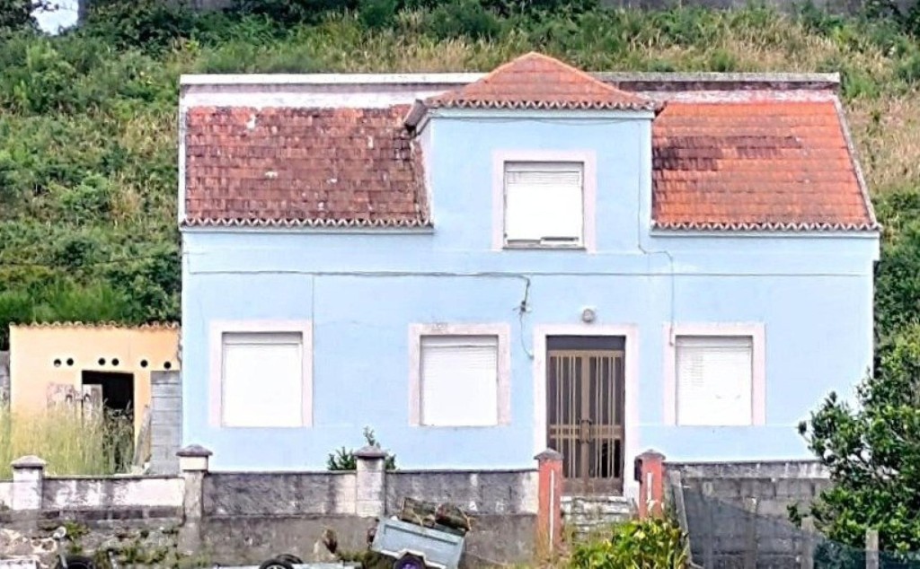 Imagen 1 de Casa para restaurar con huerta cerca de la playa de As Furnas.
