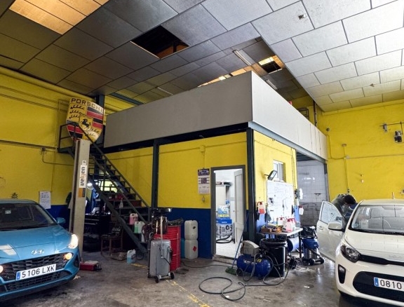 lavadero automático y plazas de garaje — Junto al Aeropuerto de Málaga