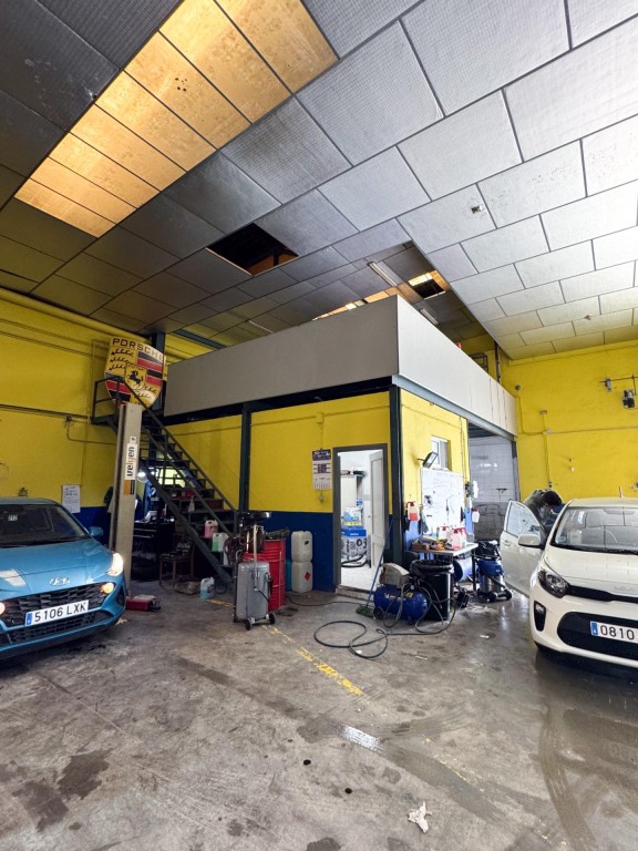 lavadero automático y plazas de garaje — Junto al Aeropuerto de Málaga