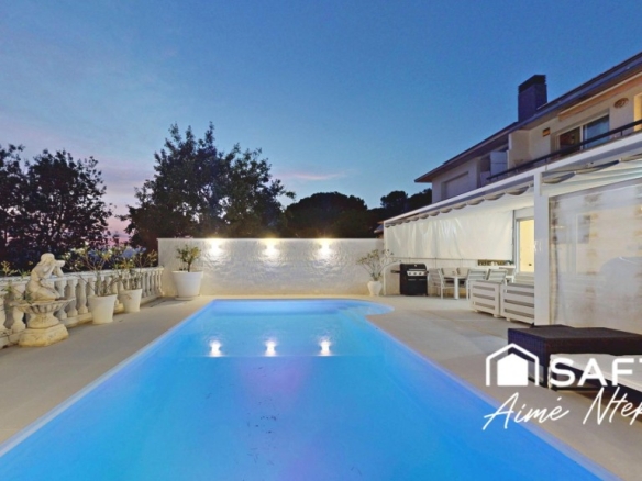 Imagen 1 de Casa Atemporal y Exclusiva con vistas panorámicas.