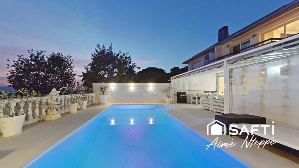 Imagen 1 de Casa Atemporal y Exclusiva con vistas panorámicas.