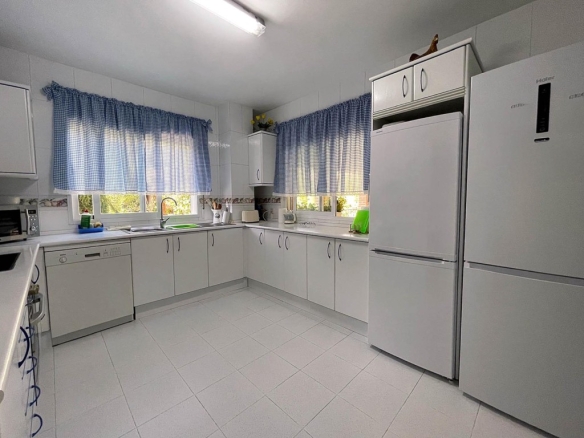 Imagen 2 de ¡CHICAS ESTUDIANTES! ÚLTIMA HABITACIÓN EN CHALET A COMPARTIR EN VILLANUEVA DE LA CAÑADA (MADRID).