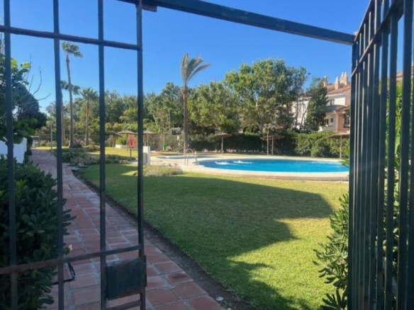 Imagen 1 de Primera línea de playa: Espectacular adosado con piscina