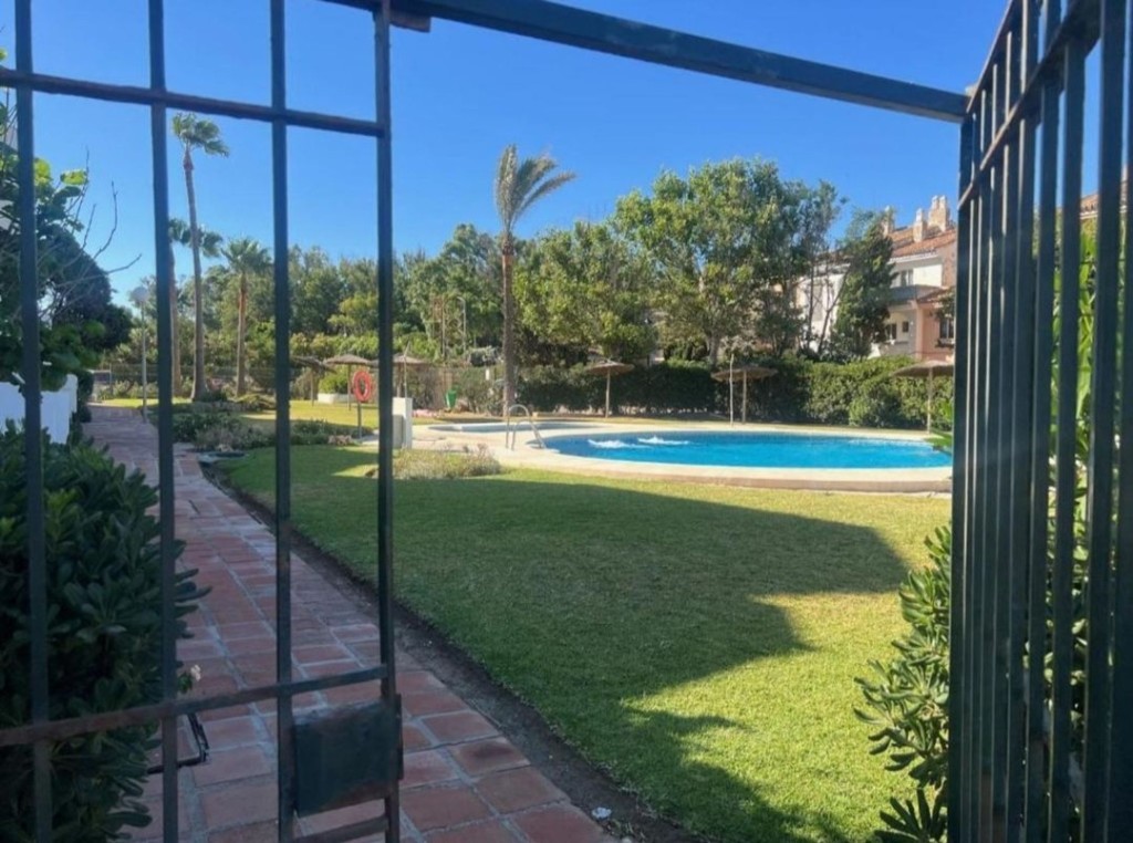 Imagen 1 de Primera línea de playa: Espectacular adosado con piscina