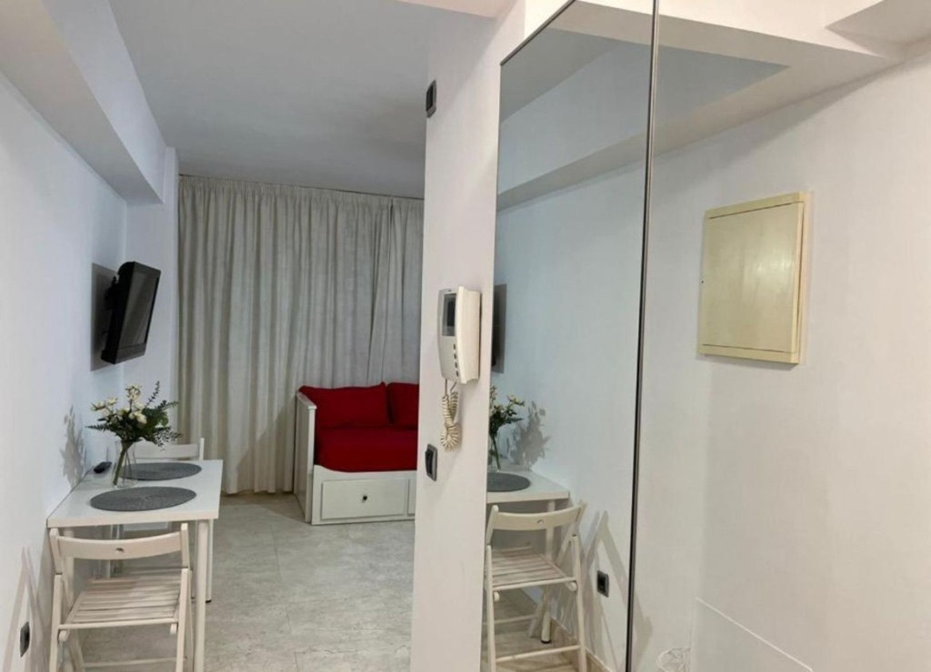 Imagen 2 de ¡ALTA RENTABILIDAD! LOFT CON LICENCIA TURÍSTICA EN EL PASEO MARÍTIMO A Pasos de la Famosa Playa de la Rada | Oportunidad Única de Inversión