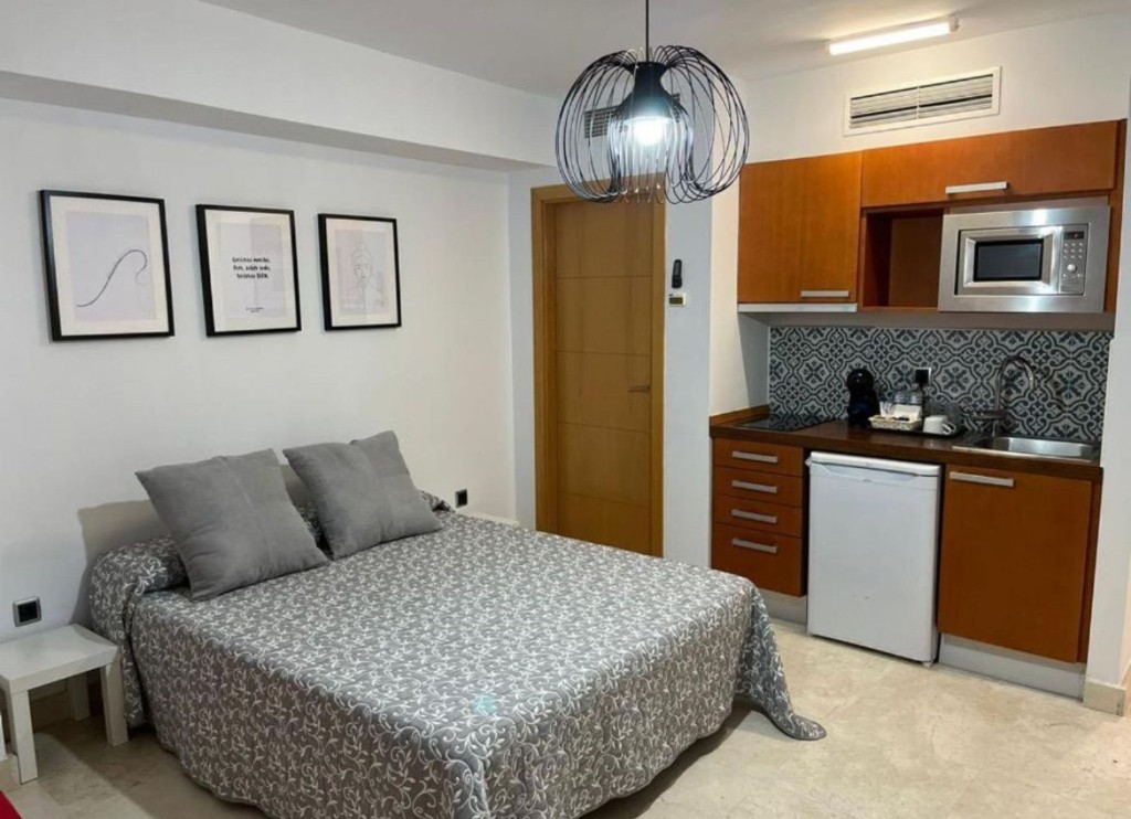 Imagen 3 de ¡ALTA RENTABILIDAD! LOFT CON LICENCIA TURÍSTICA EN EL PASEO MARÍTIMO A Pasos de la Famosa Playa de la Rada | Oportunidad Única de Inversión