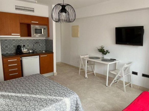 Imagen 4 de ¡ALTA RENTABILIDAD! LOFT CON LICENCIA TURÍSTICA EN EL PASEO MARÍTIMO A Pasos de la Famosa Playa de la Rada | Oportunidad Única de Inversión