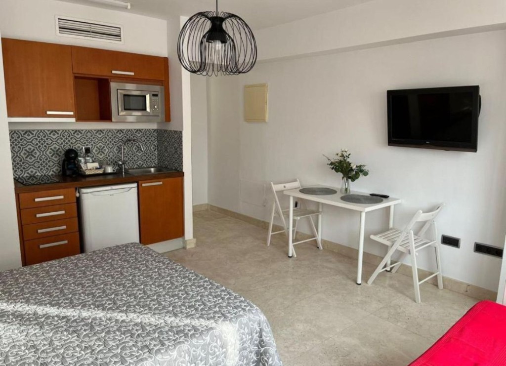 Imagen 4 de ¡ALTA RENTABILIDAD! LOFT CON LICENCIA TURÍSTICA EN EL PASEO MARÍTIMO A Pasos de la Famosa Playa de la Rada | Oportunidad Única de Inversión