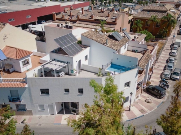 Imagen 1 de EXCLUSIVA: Chalet Adosado de Alta Gama en San Pedro