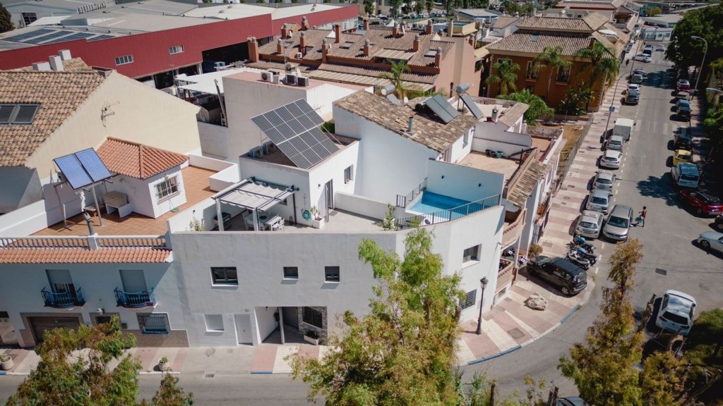 Imagen 1 de EXCLUSIVA: Chalet Adosado de Alta Gama en San Pedro