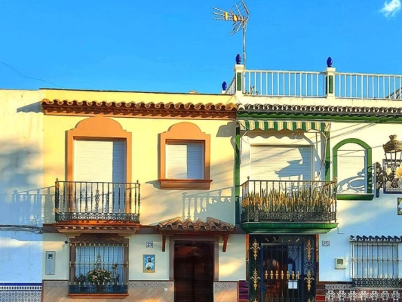 Imagen 2 de Chalet Adosado Reformado – 2ª Línea de Playa en Estepona