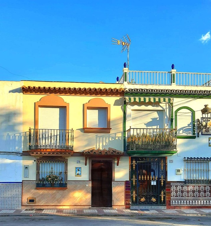 Imagen 2 de Chalet Adosado Reformado – 2ª Línea de Playa en Estepona