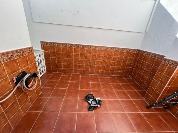 Imagen 3 de Chalet Adosado Reformado – 2ª Línea de Playa en Estepona